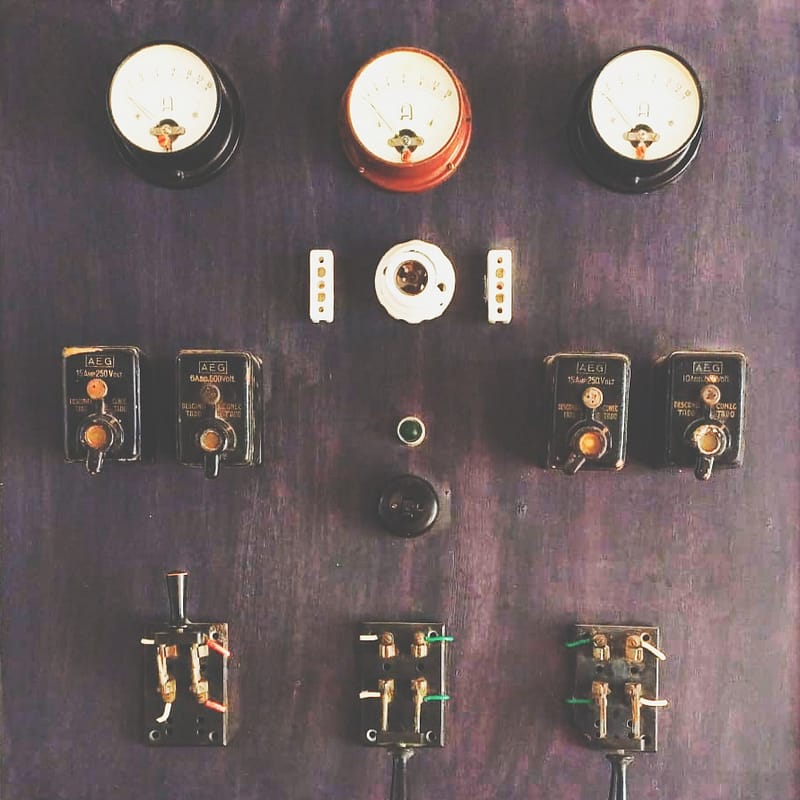 Cuadro eléctrico antiguo con amperímetros e interruptores, imagen del presupuesto hotel Excel de una sola línea que la IA permite sustituir por un modelo por canal