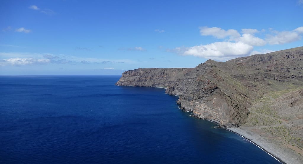 Costa de La Gomera con acantilados sobre el mar