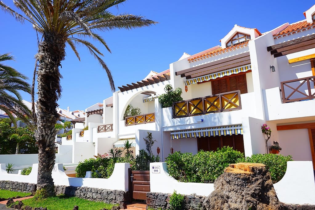 Piscina de un complejo vacacional de apartamentos