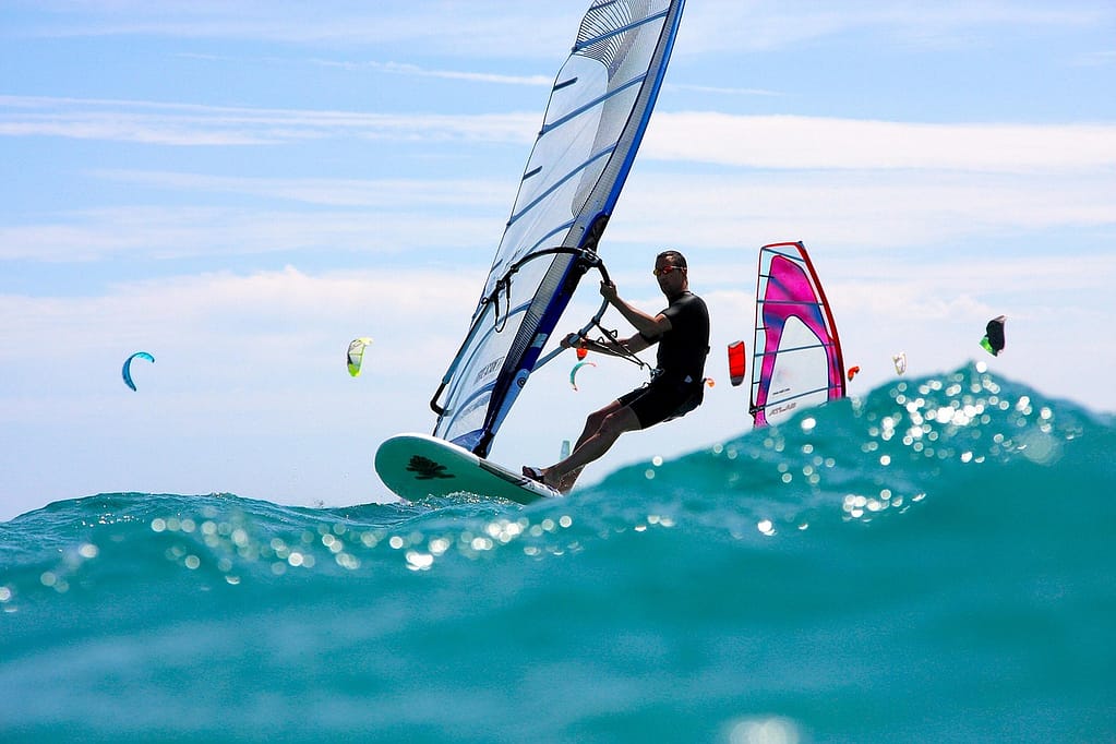 Windsurfista navegando con viento fuerte