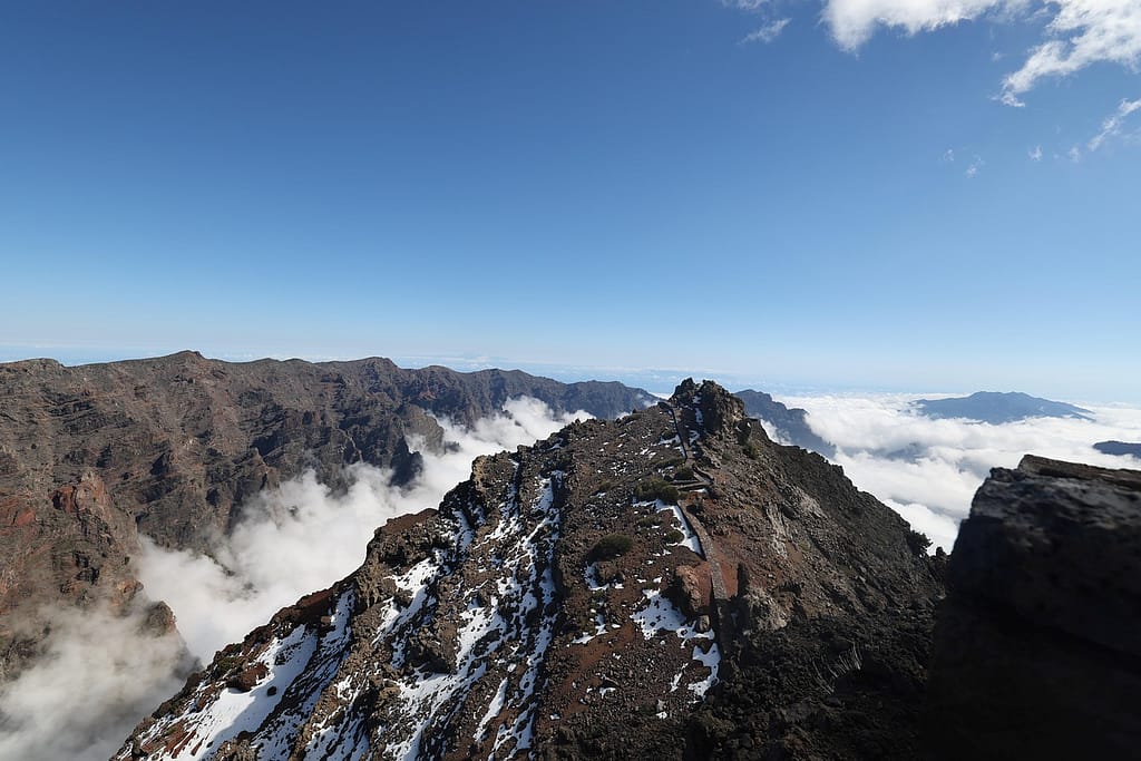 Cúpulas de telescopios del Observatorio del Roque de los Muchachos sobre el mar de nubes