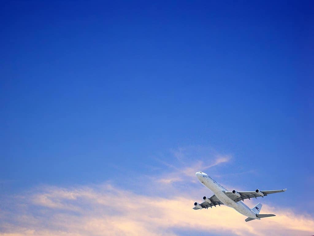 Avión comercial ganando altura tras el despegue