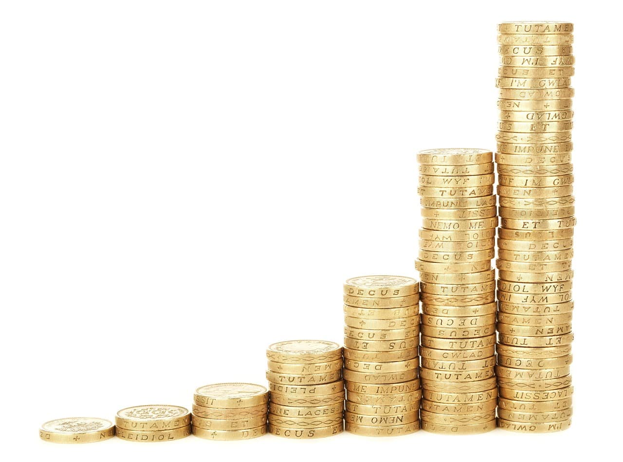 Pilas de monedas ascendentes que representan el flujo de caja de un alojamiento vacacional