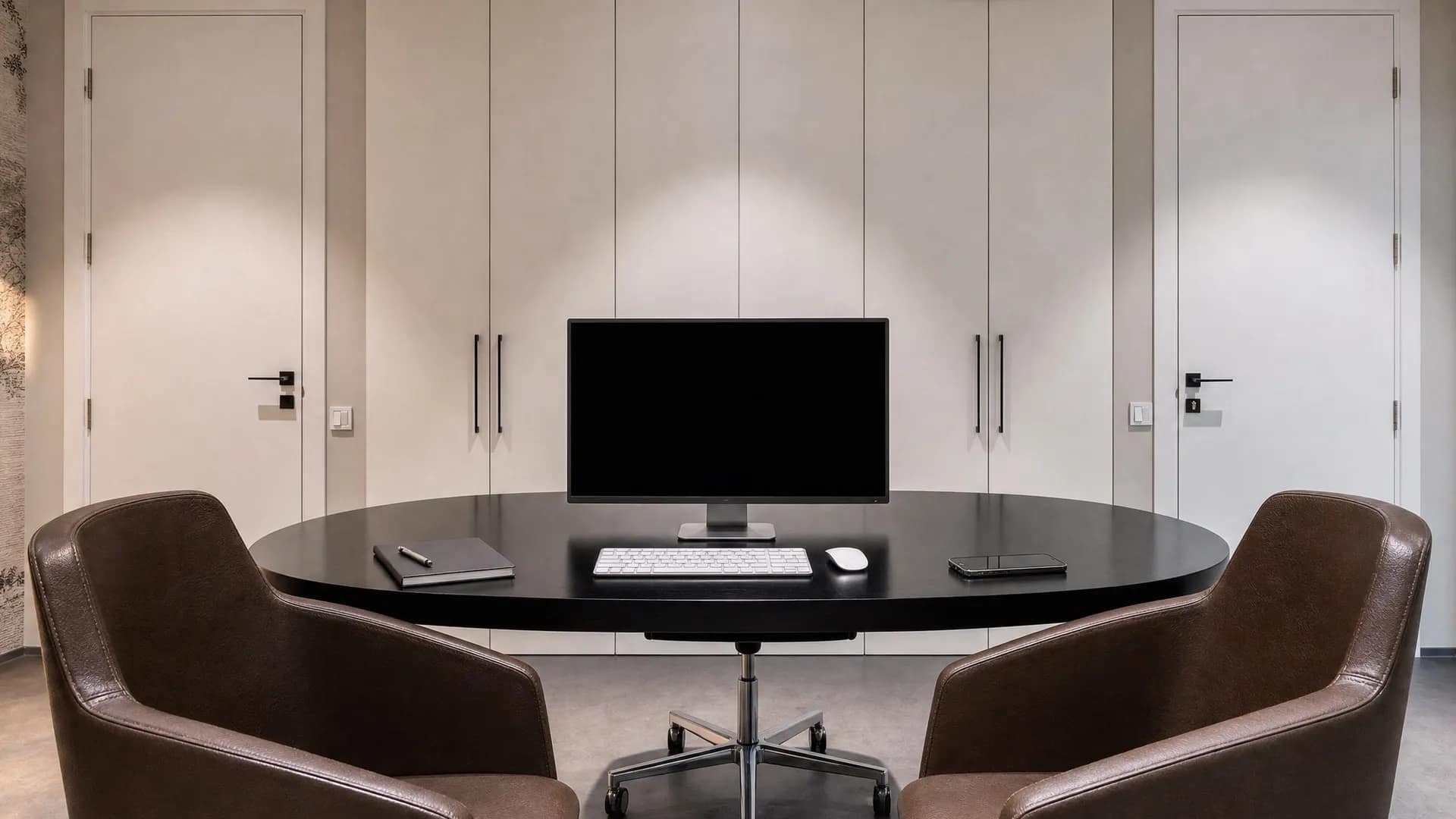 Despacho de dirección de hotel con el monitor de indicadores