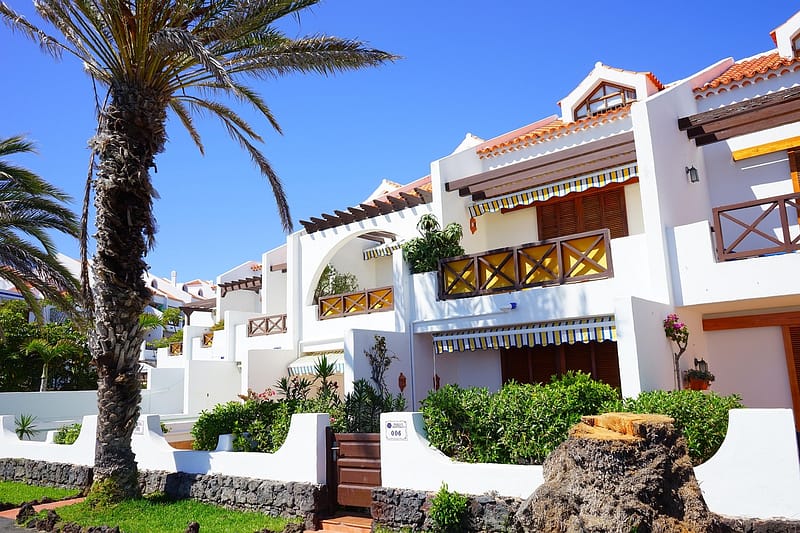 Piscina de un complejo vacacional de apartamentos