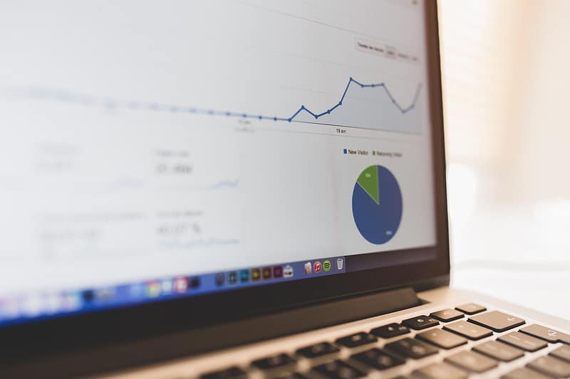 KPIs hoteleros que revisar cada semana: cuadro de mando con gráficas de ritmo de venta en pantalla