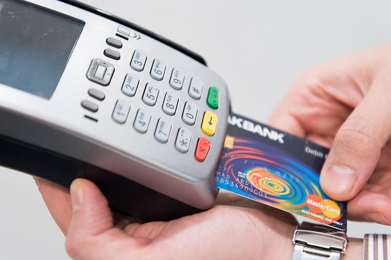 Cuánto cuesta realmente una reserva de Booking: datáfono procesando el cobro de una tarjeta virtual