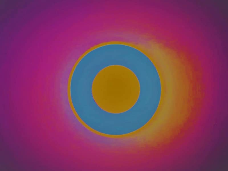 Diseño abstracto de círculos concéntricos con colores cálidos, evocando capas de protección o sistemas de respaldo invisibles pero presentes.