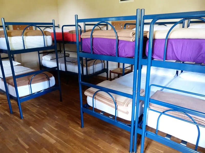 Dormitorio con varias literas vacías, típico de un albergue de peregrinos en el Camino de Santiago, simbolizando escasez de camas y necesidad de planificación.