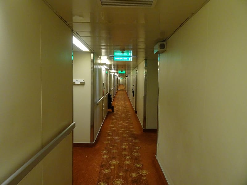 Qué hacer cuando baja el pick-up: pasillo de habitaciones vacío en un hotel con ocupación baja
