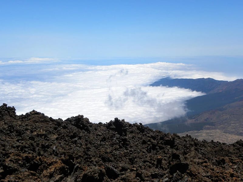 Mar de nubes al atardecer sobre las cumbres de Canarias