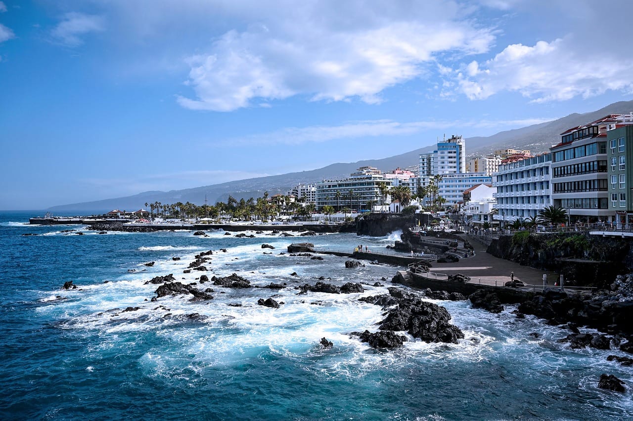 Bahía de Puerto de la Cruz, norte de Tenerife, con el Teide al fondo